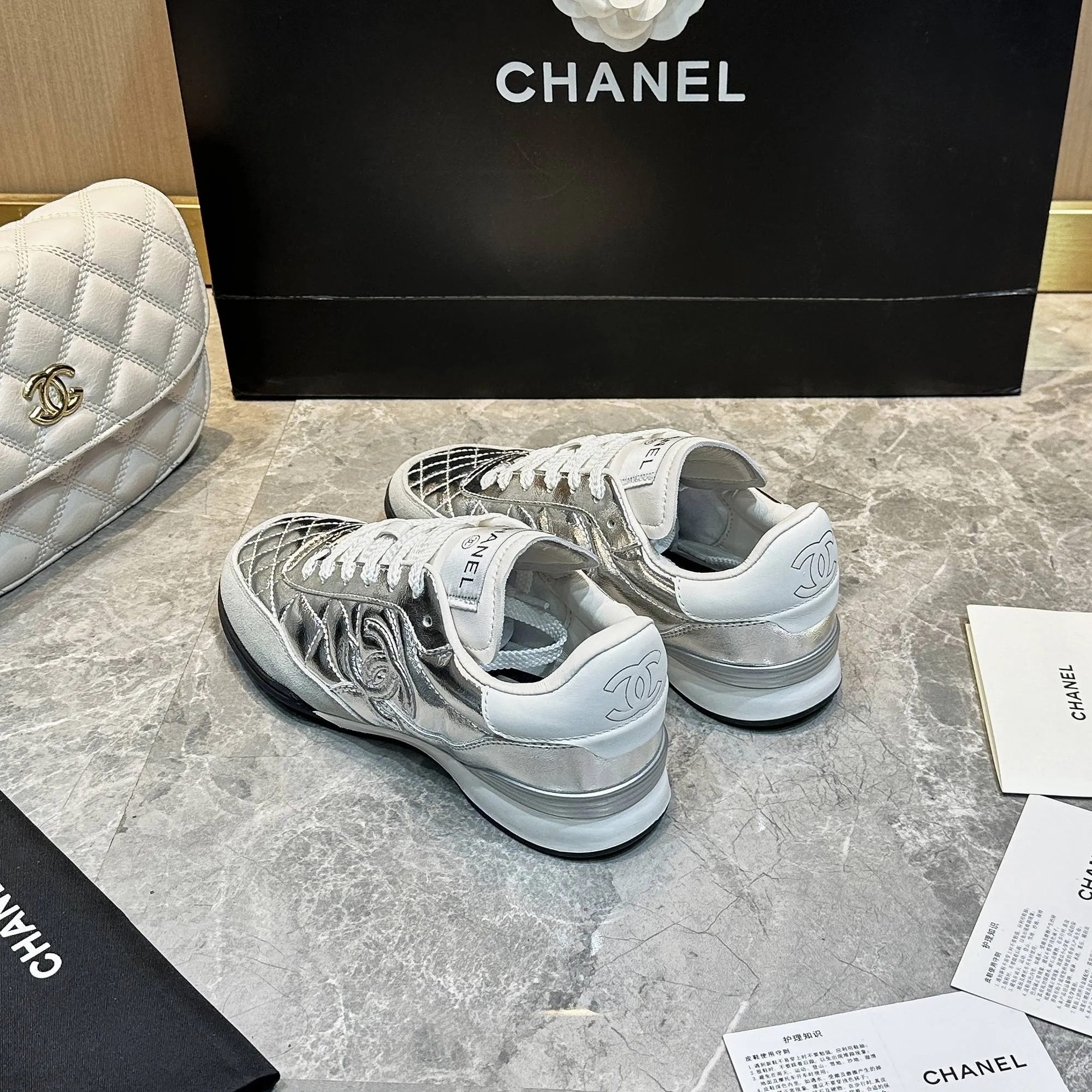 👟👟Ex-factory price 560👟👟 Chanel Chanel - 2024 counter top casual sports shoes This classic design; the upper is electro-embroidered with a variety of techniques; the outsole is fashionable and sporty; it is unusual to incorporate a variety of color matching elements... The diversified mix and match is very beautiful and versatile, casual, fashionable, sports and outdoor can be taken into account... ꫛꫀꪝ Go➫ Material: ❶Upper is made of: Original imported mixed-breed sheep ❷Inside made of: original imported breathable sheepskin ❸Outsole based on: original TPU outsole Full set of boutique packaging for women 35–41